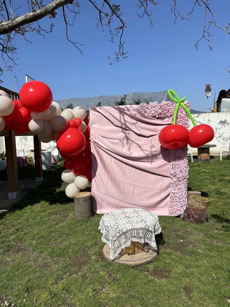 Angolo festa all'aperto con palloncini a ciliegia