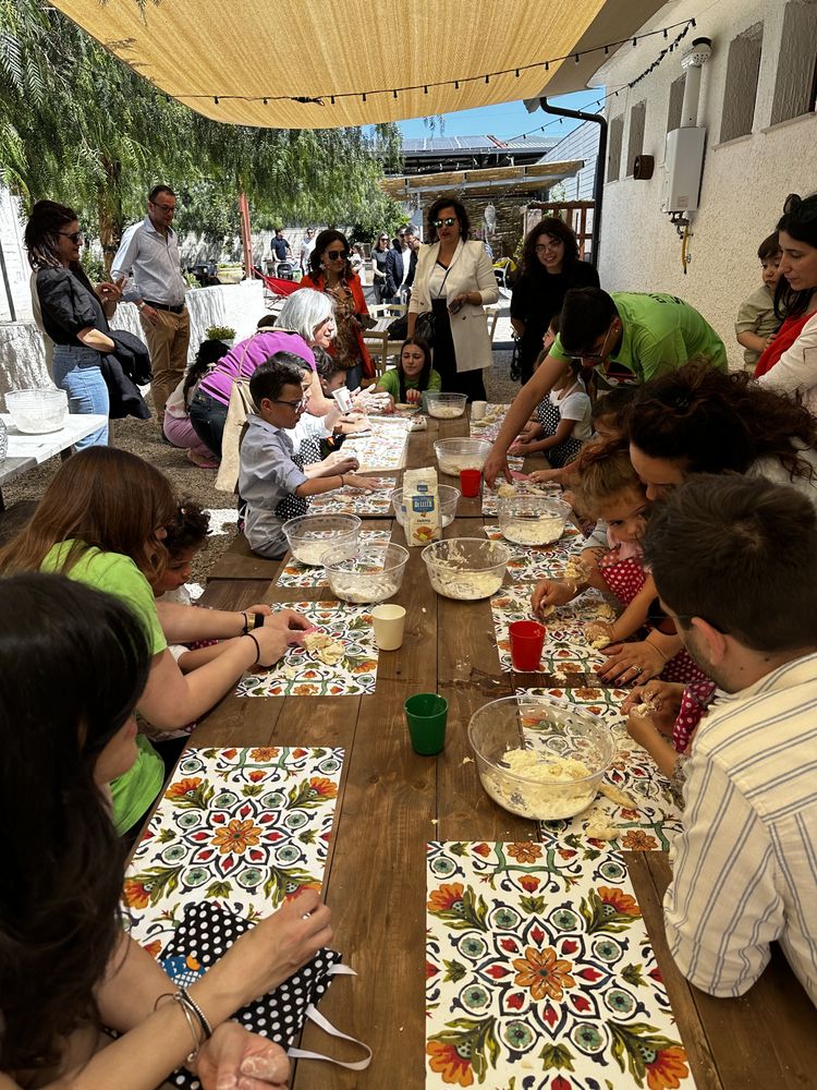 Bambini al laboratorio sui tavoli lunghi