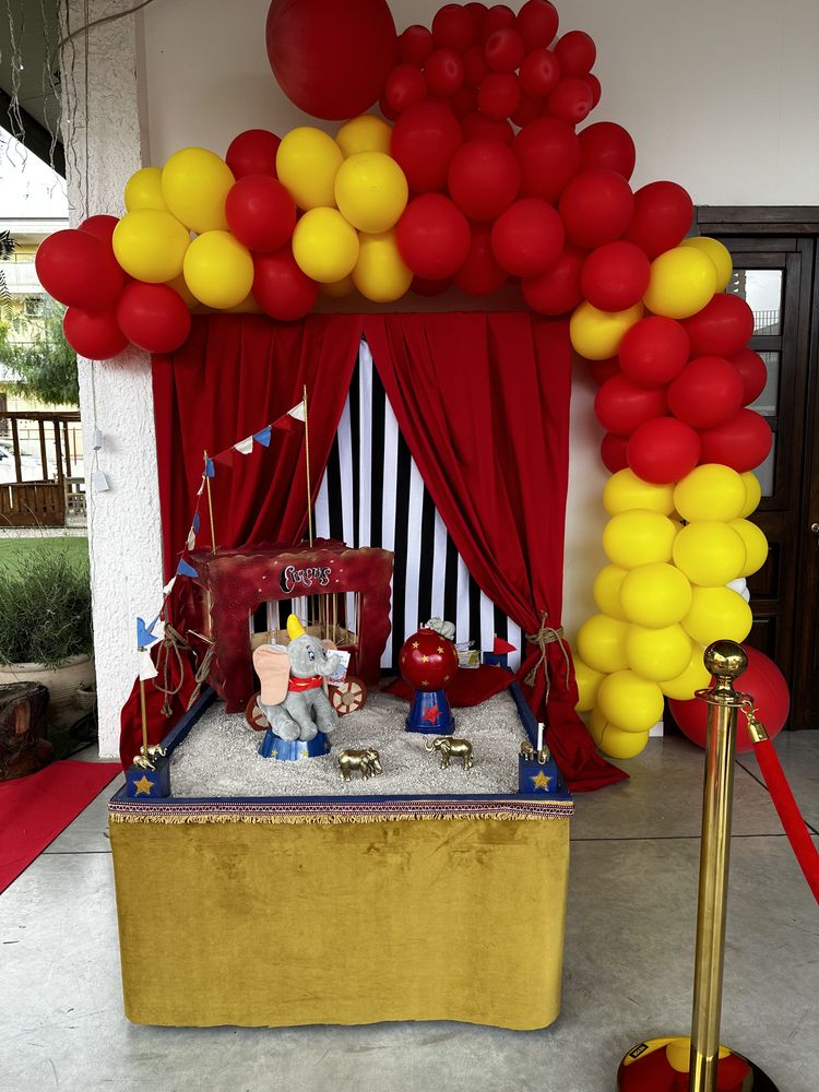 Allestimento a tema circo con arco di palloncini