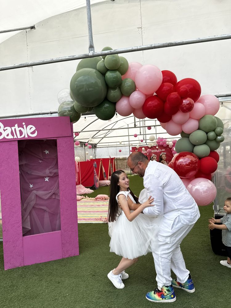 Festa sotto l'arco di palloncini